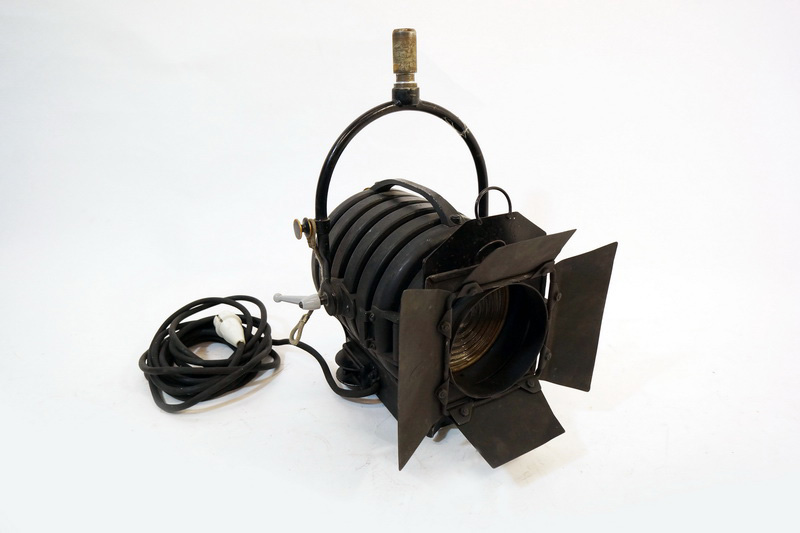 foco escenico 1000w.31-50x26x30 visera ab.26x28 func.1u